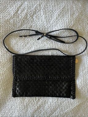 Clare v. Woven clutch